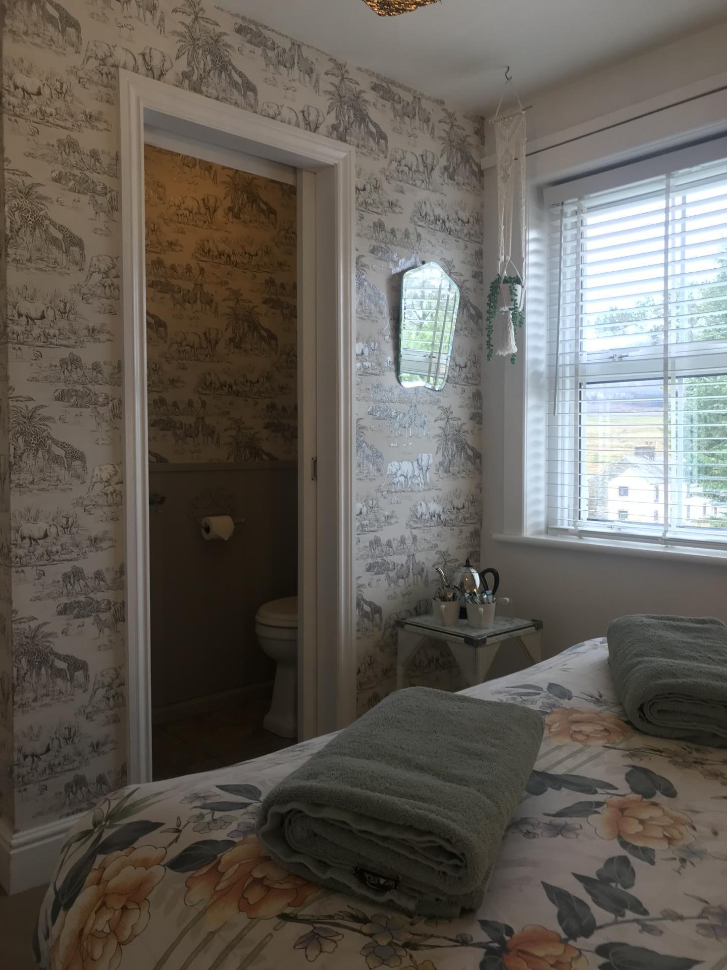 RM6 Double Room En-suite shower (Breakfast included)