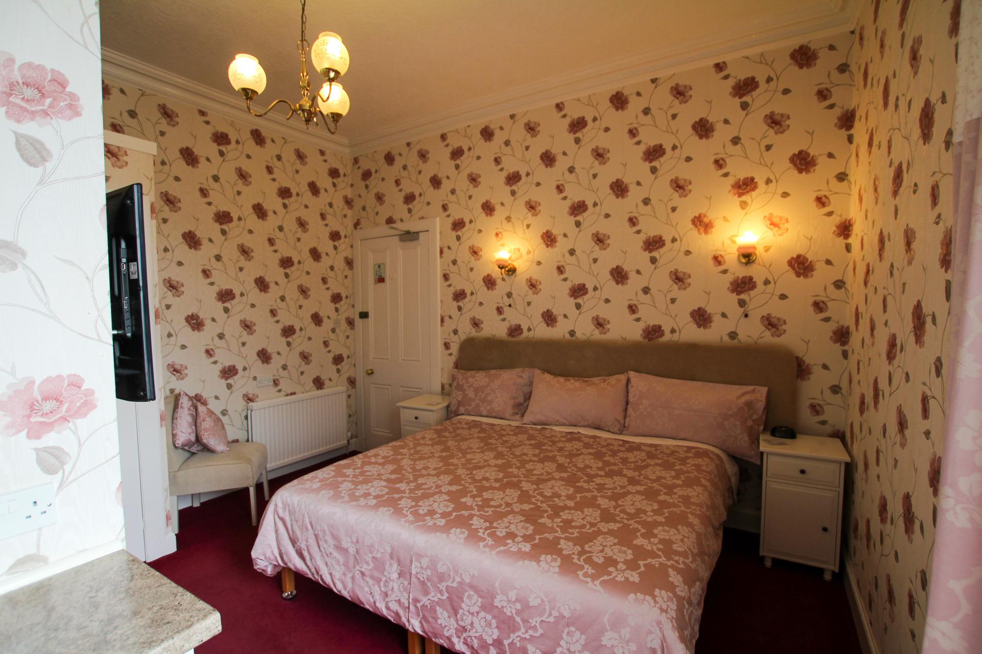 Room 4Super Kingsize bed en-suite with shower (Room Only) - First Floor with Garden View