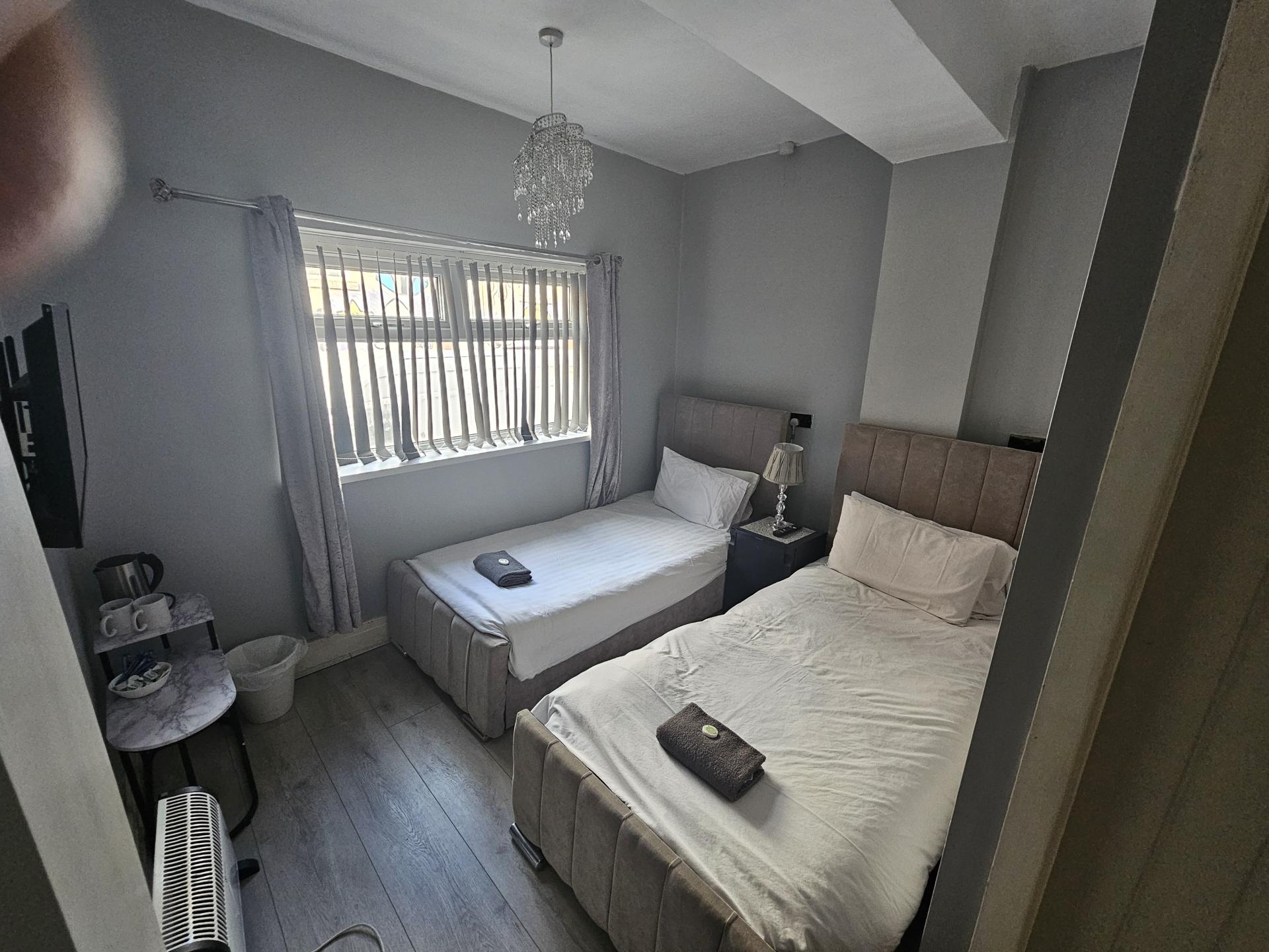 Budget Twin Room En-suite with shower (Room Only) - Ground Floor
