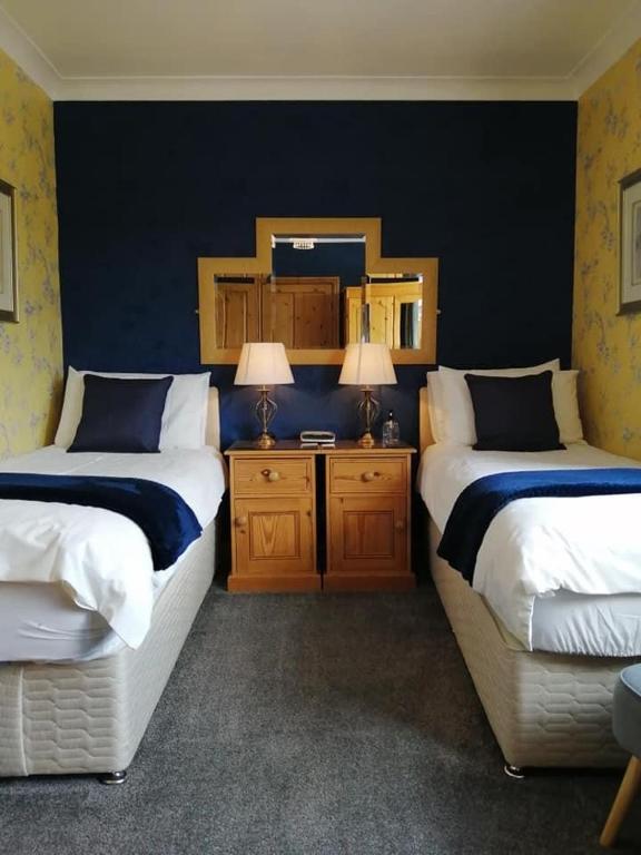 Budget Twin Room En-suite with shower (Inc. Breakfast)