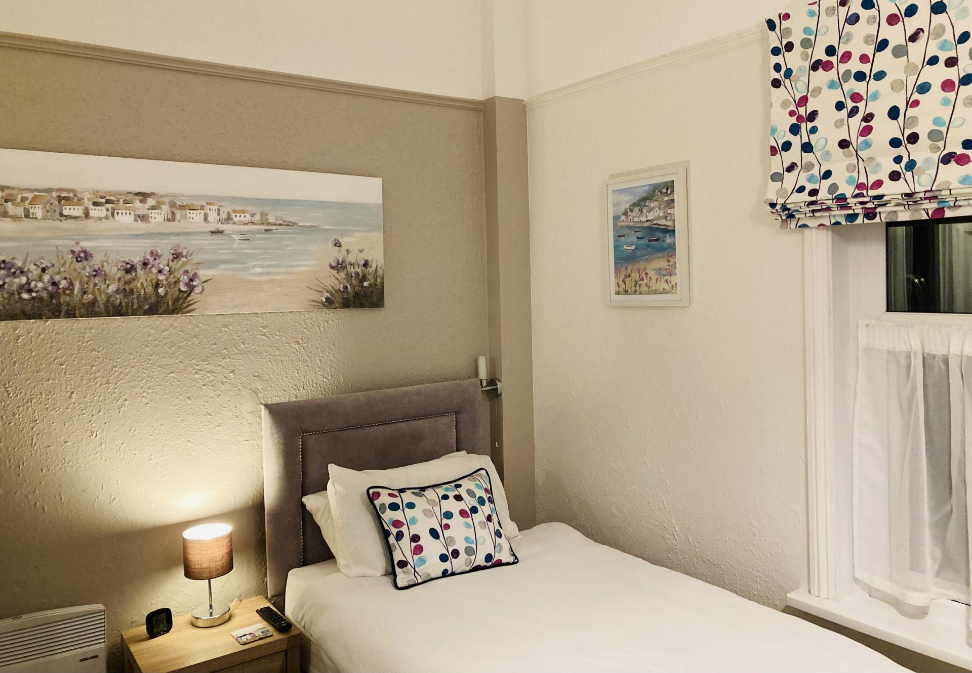 Hollicombe - Cosy Single Room En-suite with shower (Inc. Breakfast) - Second Floor