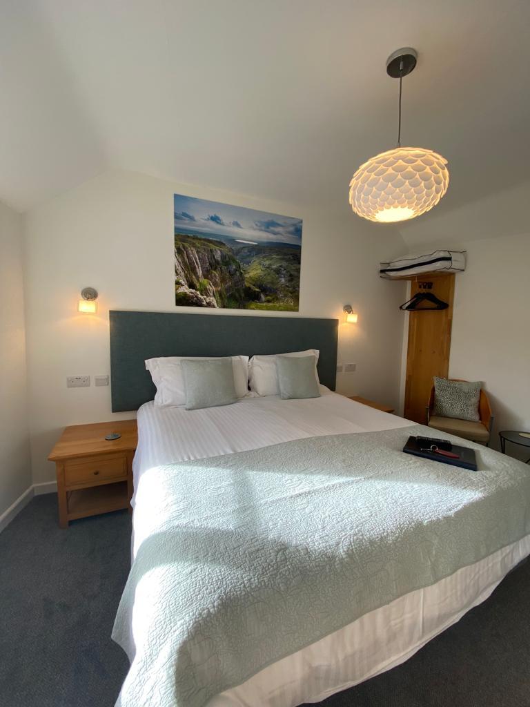 King Size Deluxe Room with Shower En-suite Bed & Breakfast
