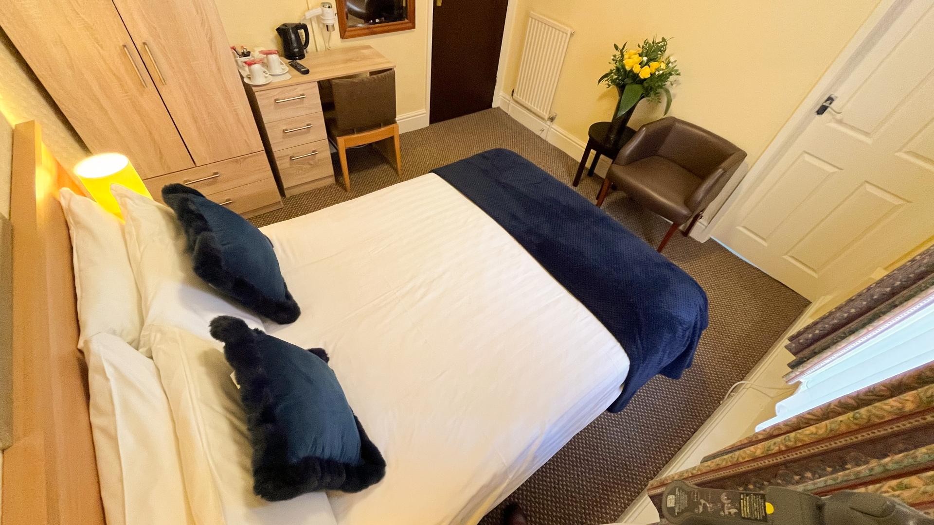 Large Single En-suite Room (inc. Breakfast)