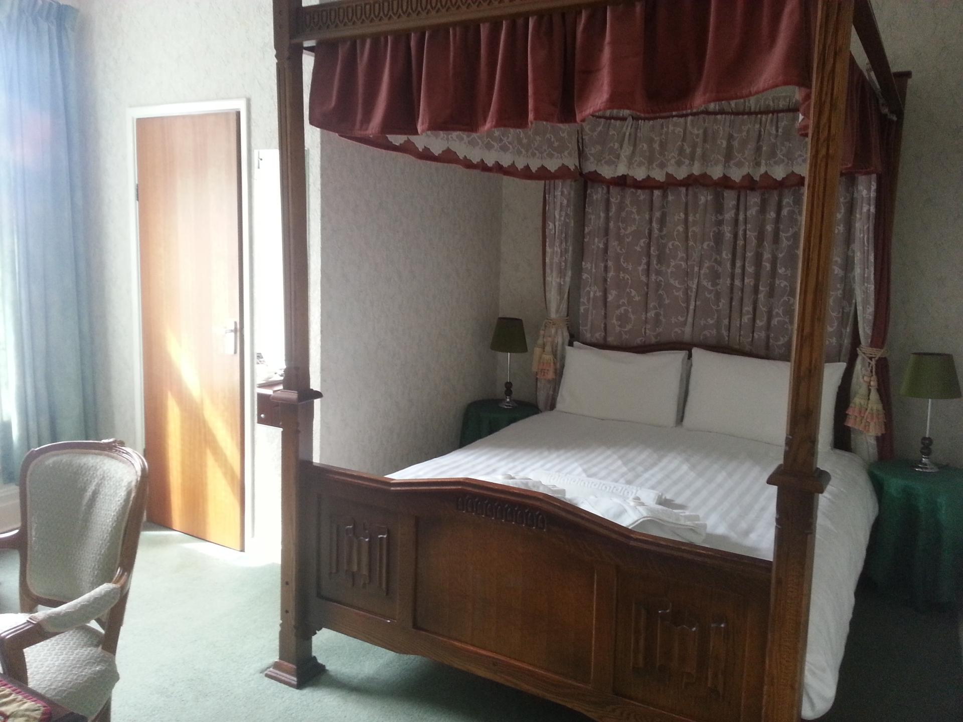 Double En-suite Room Four Poster