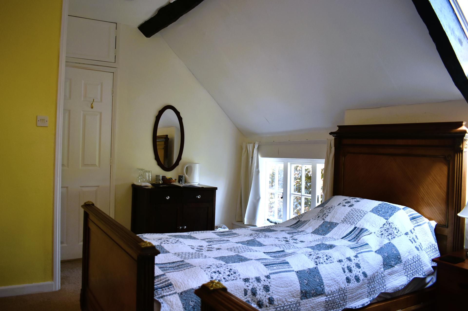 Monmouth Twin En Suite DIRECT