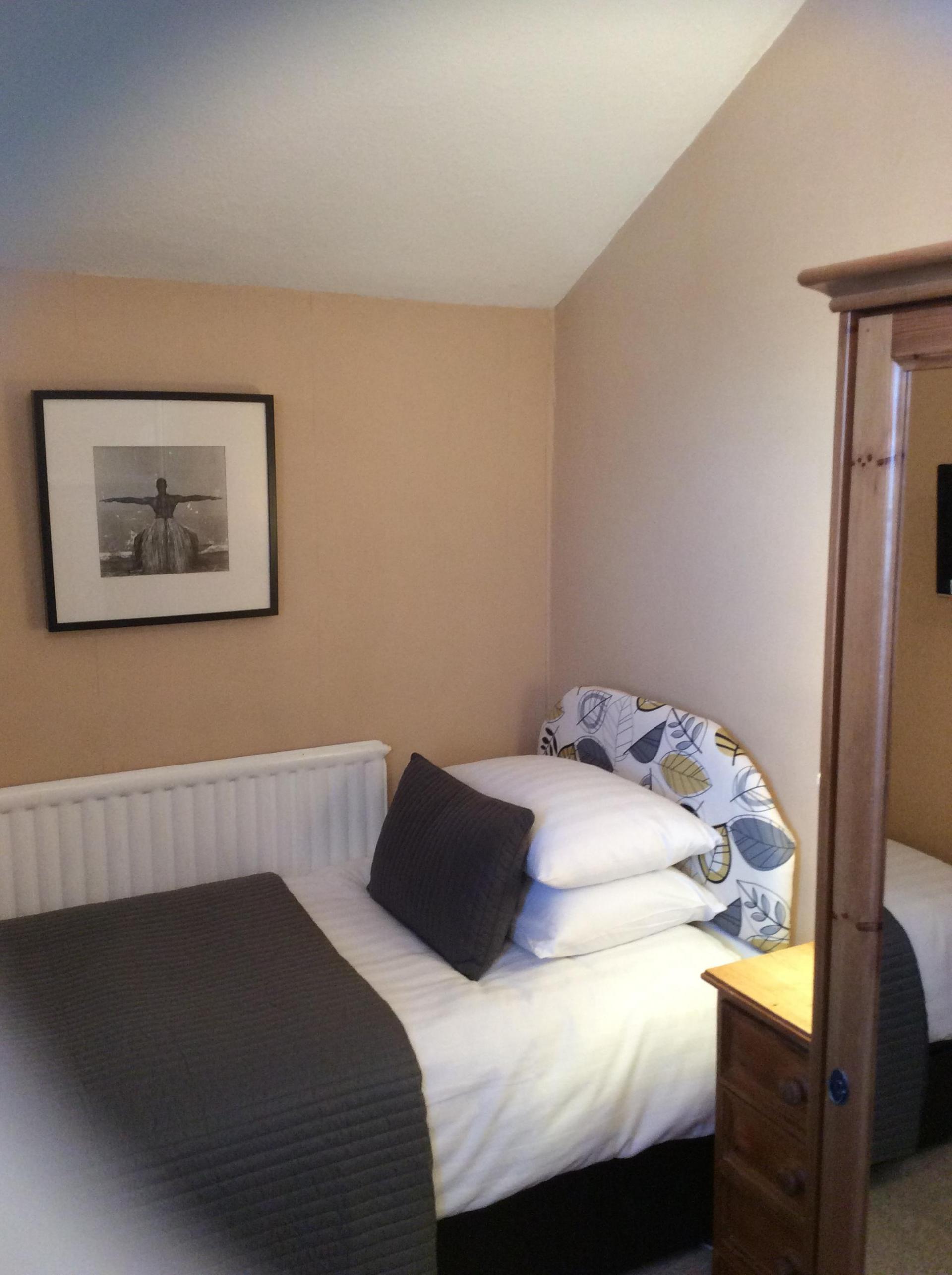 Single Room shared bathroom (inc. Breakfast)