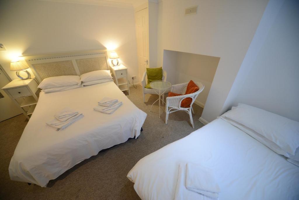 Family Room En-suite with bathtub (Room Only) - lower ground floor