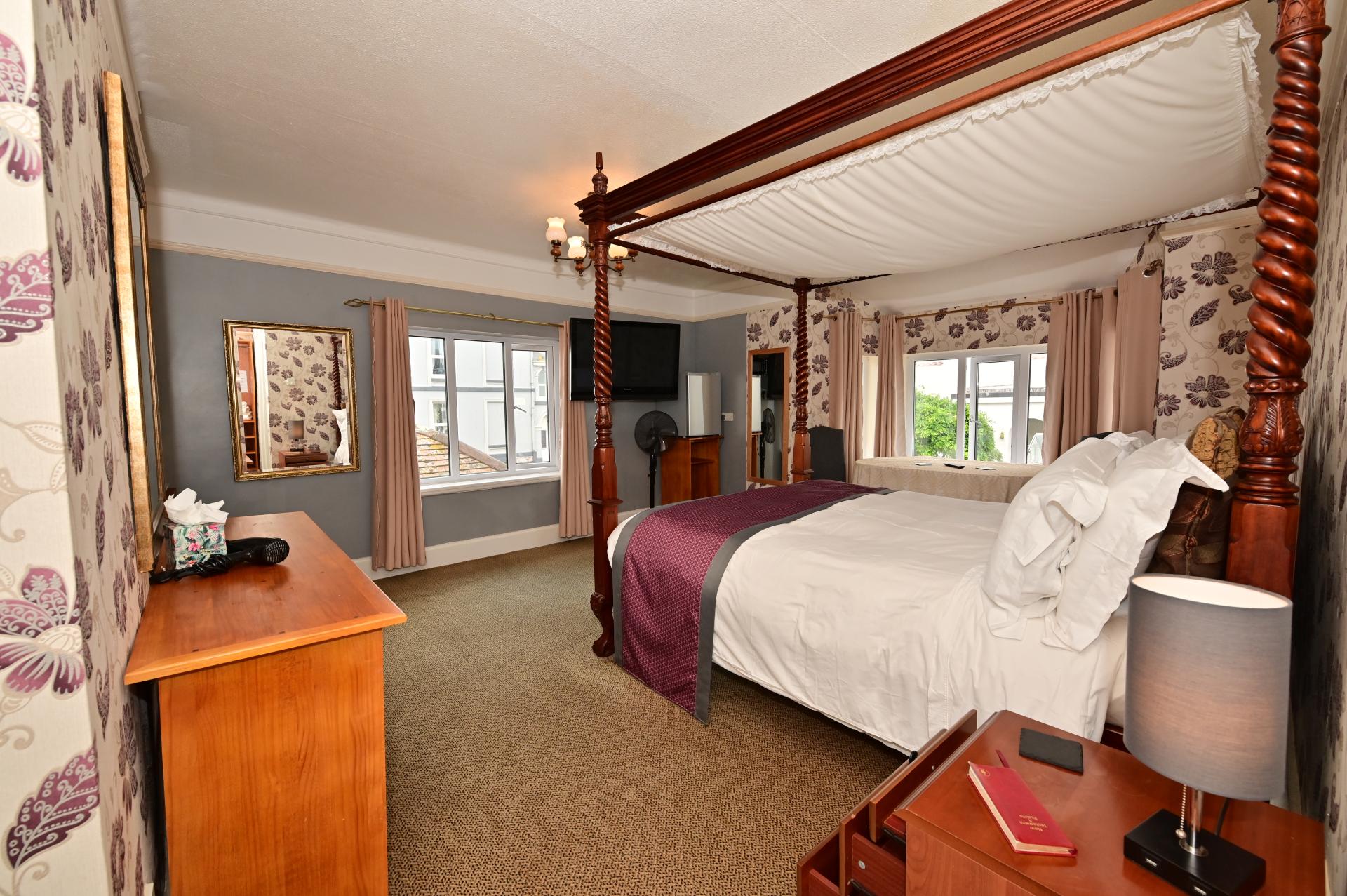 Four Poster Sea-View Room En-suite - Including Full English Breakfast
