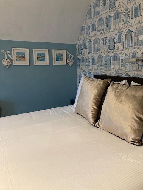 Roundham - small double room en-suite with shower (Inc. Breakfast) - Third Floor