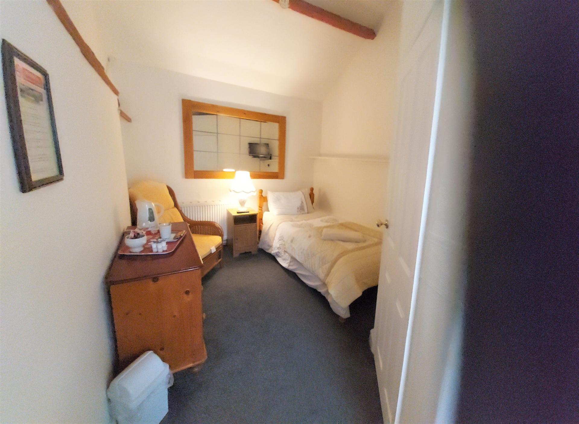(Room 2) Single En suite - Inc Tea and coffee,Tv, Wi FiTowels.(Breakfas Cereals, Fruit Juice,Tea