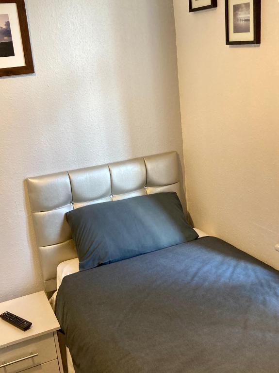 Standard Single Room En-suite bathroom