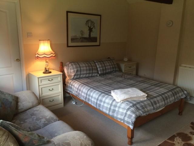 Large Single en suite Room. inc parking Wi fi Tea coffee,(Breakfast inc Cereals tea, coffee, To