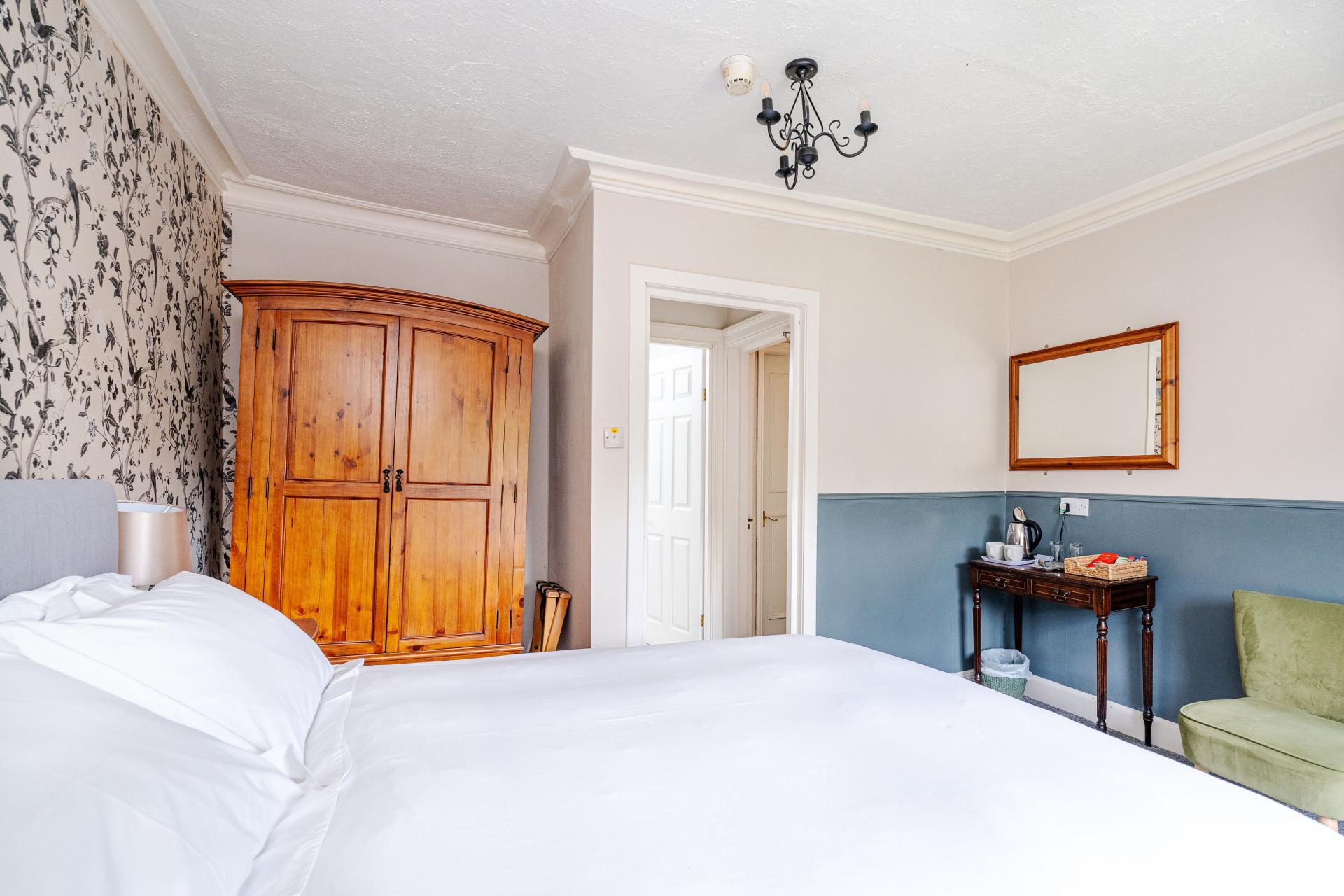 Room 5. Superior King Room En-suite with Shower/Bath (Inc. Breakfast) - First Floor
