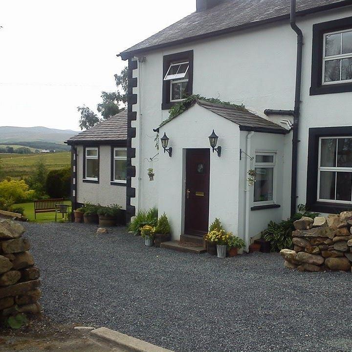 RM2 Twin Room shower en-suite (breakfast included)