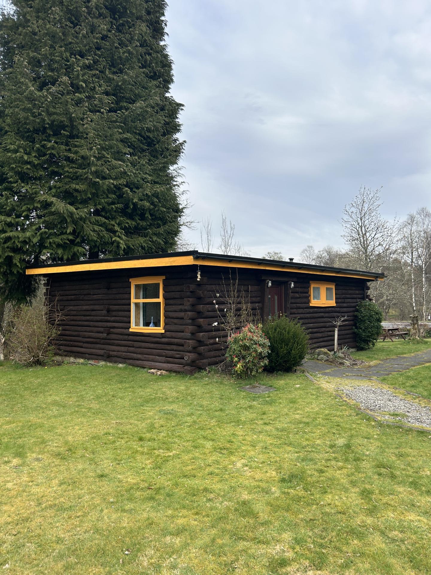 Self-contained 2 bedroom log cabin