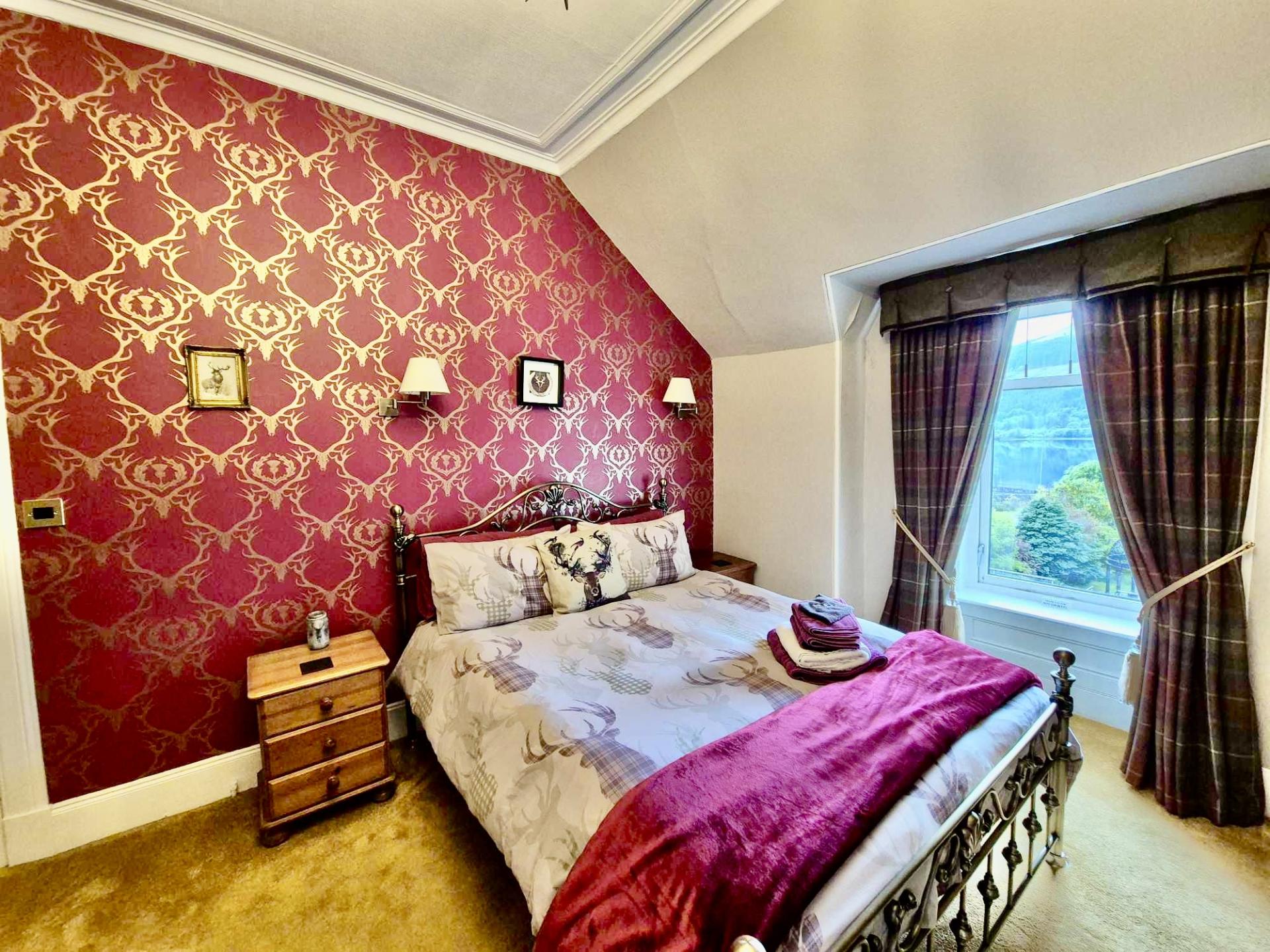 Superior King Room En-suite with shower/bath (Inc. Breakfast) - First Floor with Loch View