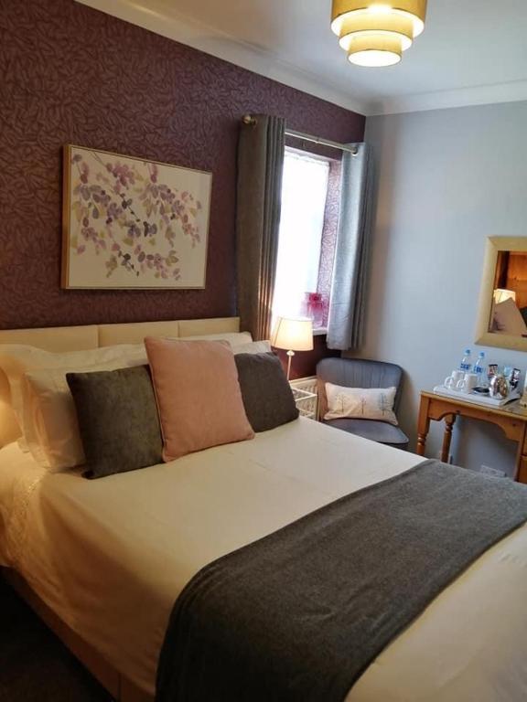 Standard Double Room En-suite bathroom (Inc. Breakfast)