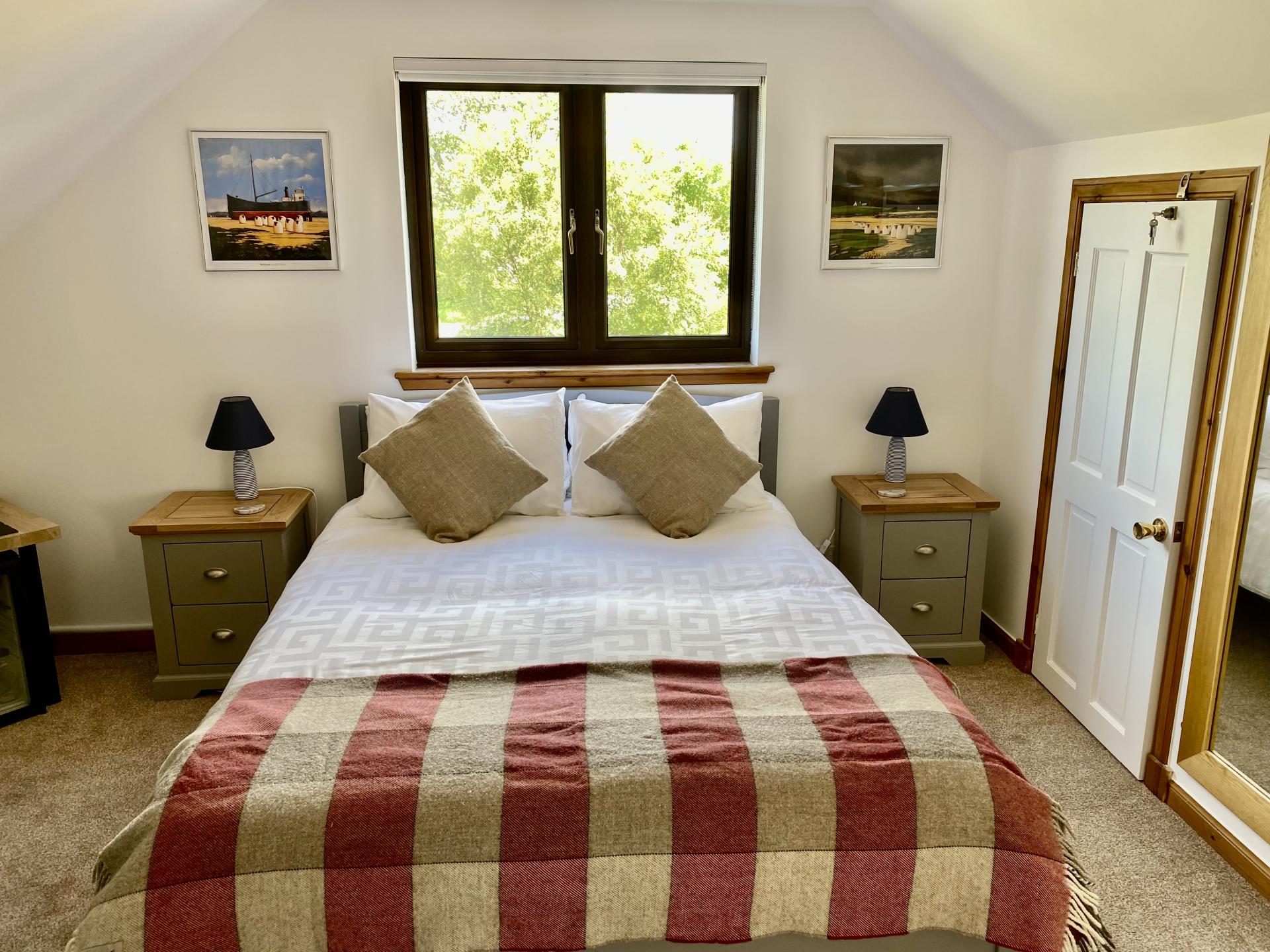Superior King size Room En-suite with shower (Inc. Breakfast) - First Floor with Mountain View