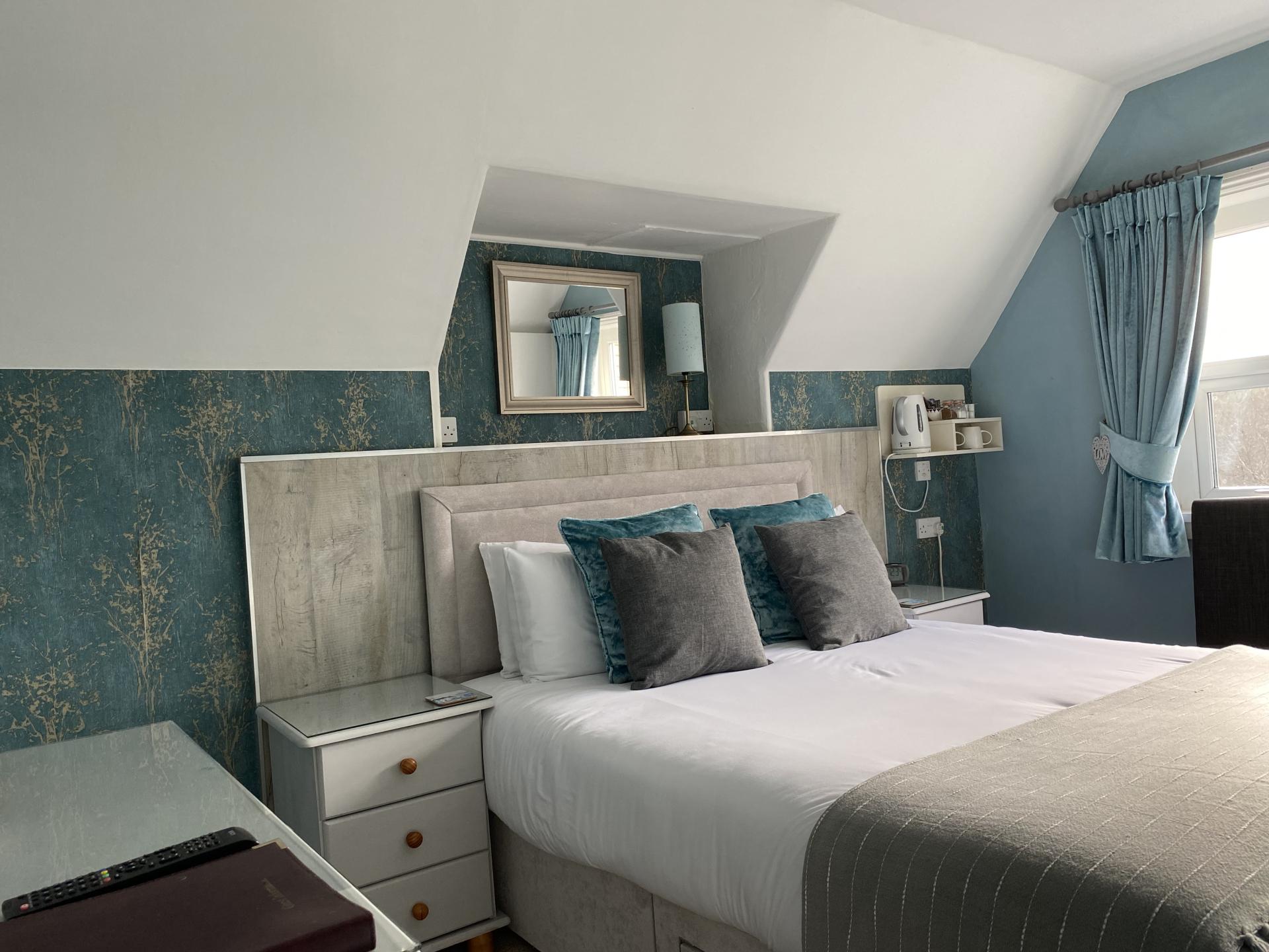 Tree Tops - Superior King size Room En-suite with bathtub (Inc. Breakfast) - Third Floor with Sea Vi