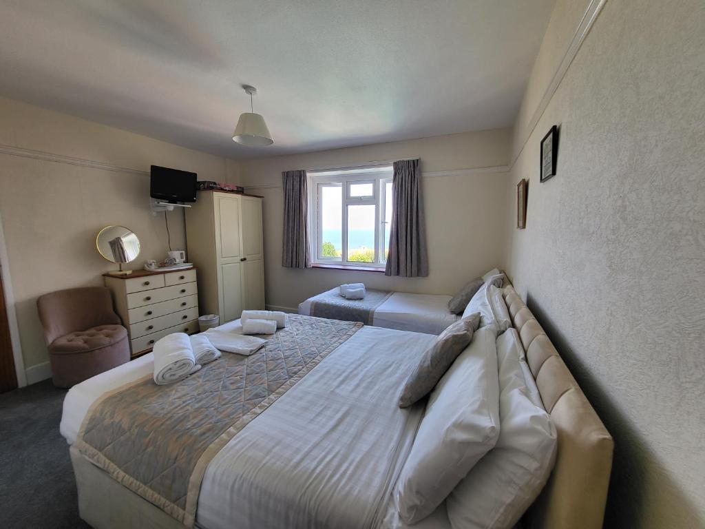 Triple En-suite Room Sea View (Mid Floor)