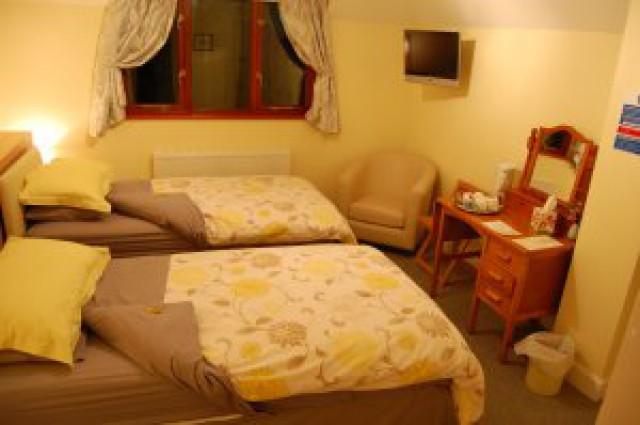 Yellow Room Twin En-suite Room ( 1 Adult) (inc. Breakfast)