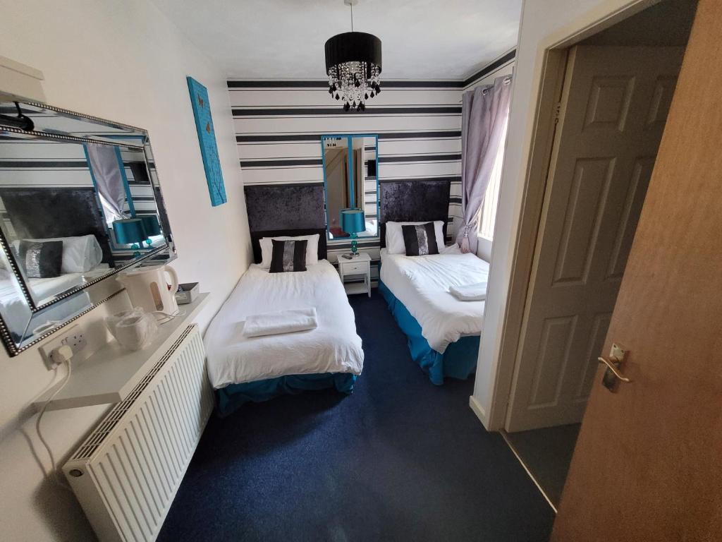 Superior Twin Room En-suite with shower (Room Only) - Ground Floor