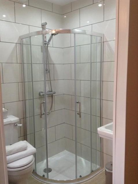 RM4 Single en-suite shower (inc. Breakfast)