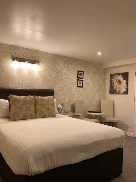 Oyster Cove - Dog friendly double room en-suite with shower (Inc. Breakfast) - Garden Access with Pr