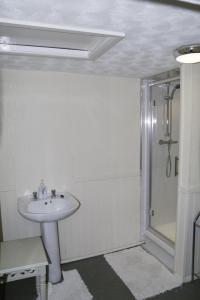 Shower Room, Room 6 Fourways Guesthouse 5