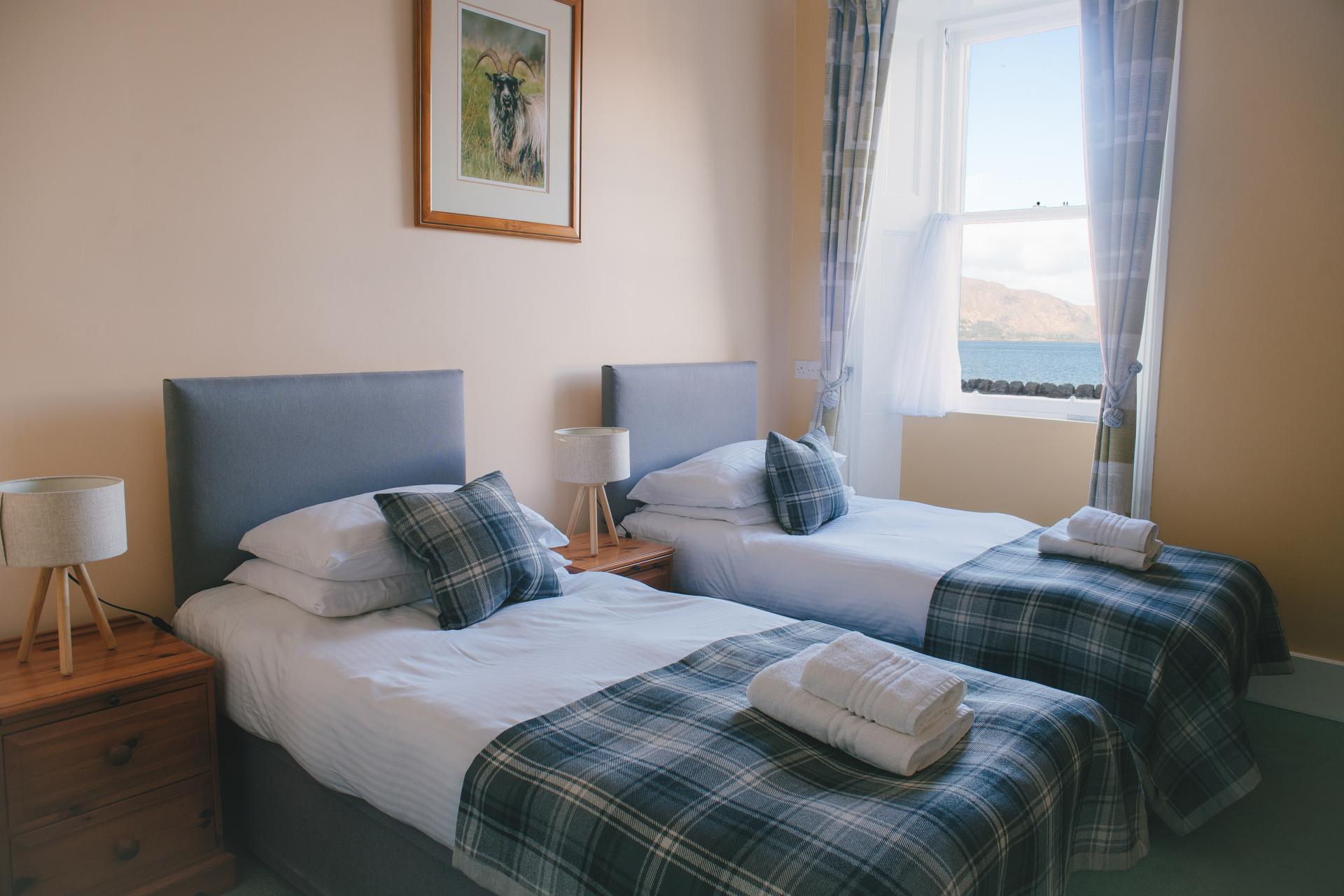 Loch View Twin En-suite Room (inc. Breakfast)