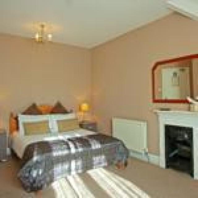 Large Double En-suite Room (inc. Breakfast)