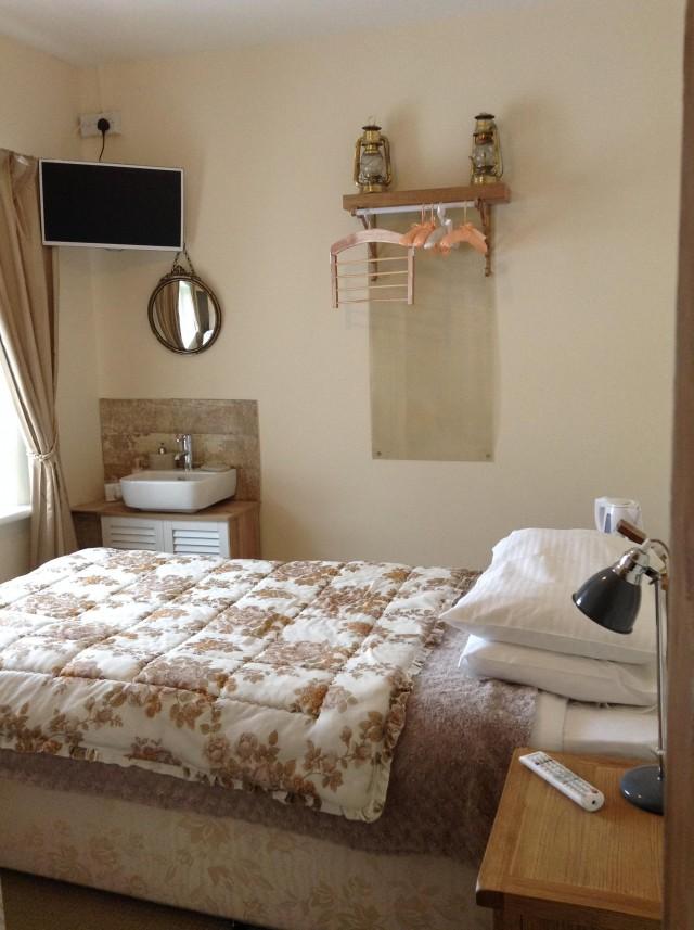 RM3 Single Room, en-suite shower (breakfast included)